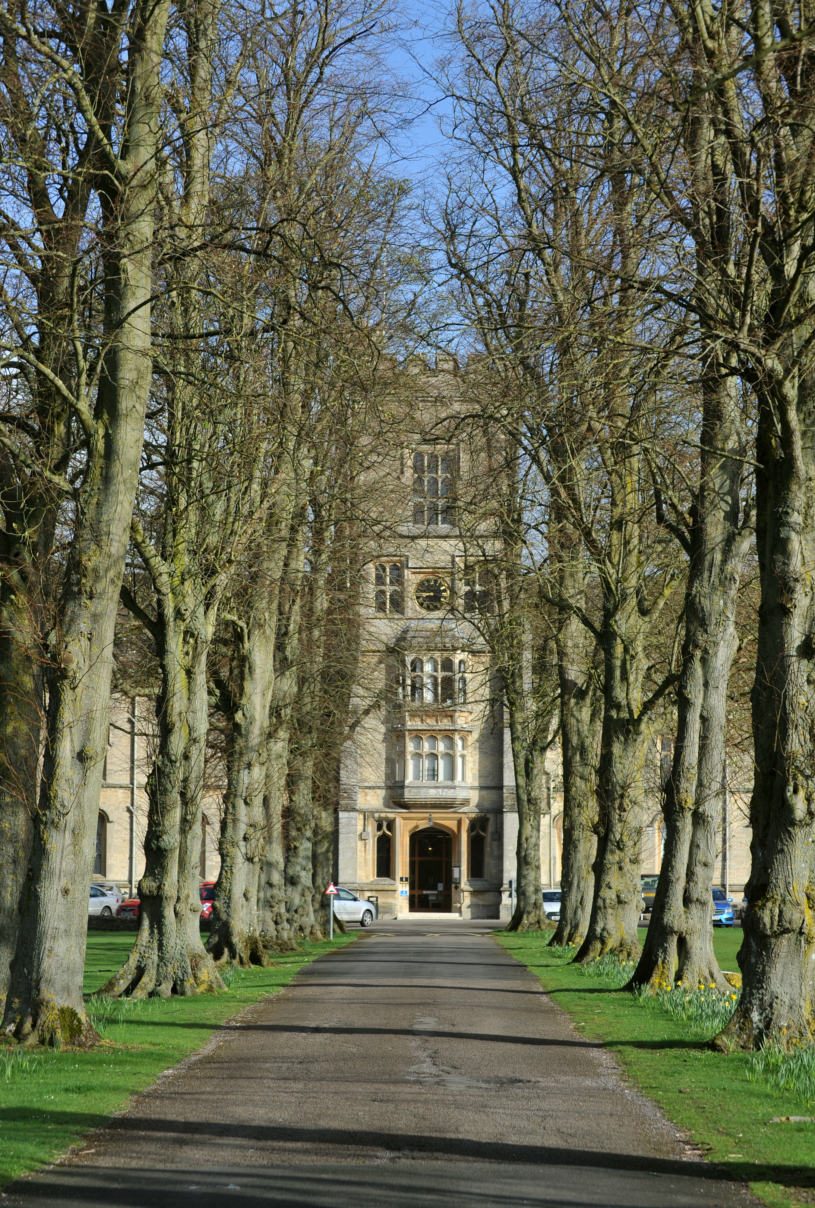 RAU drive approaching main building