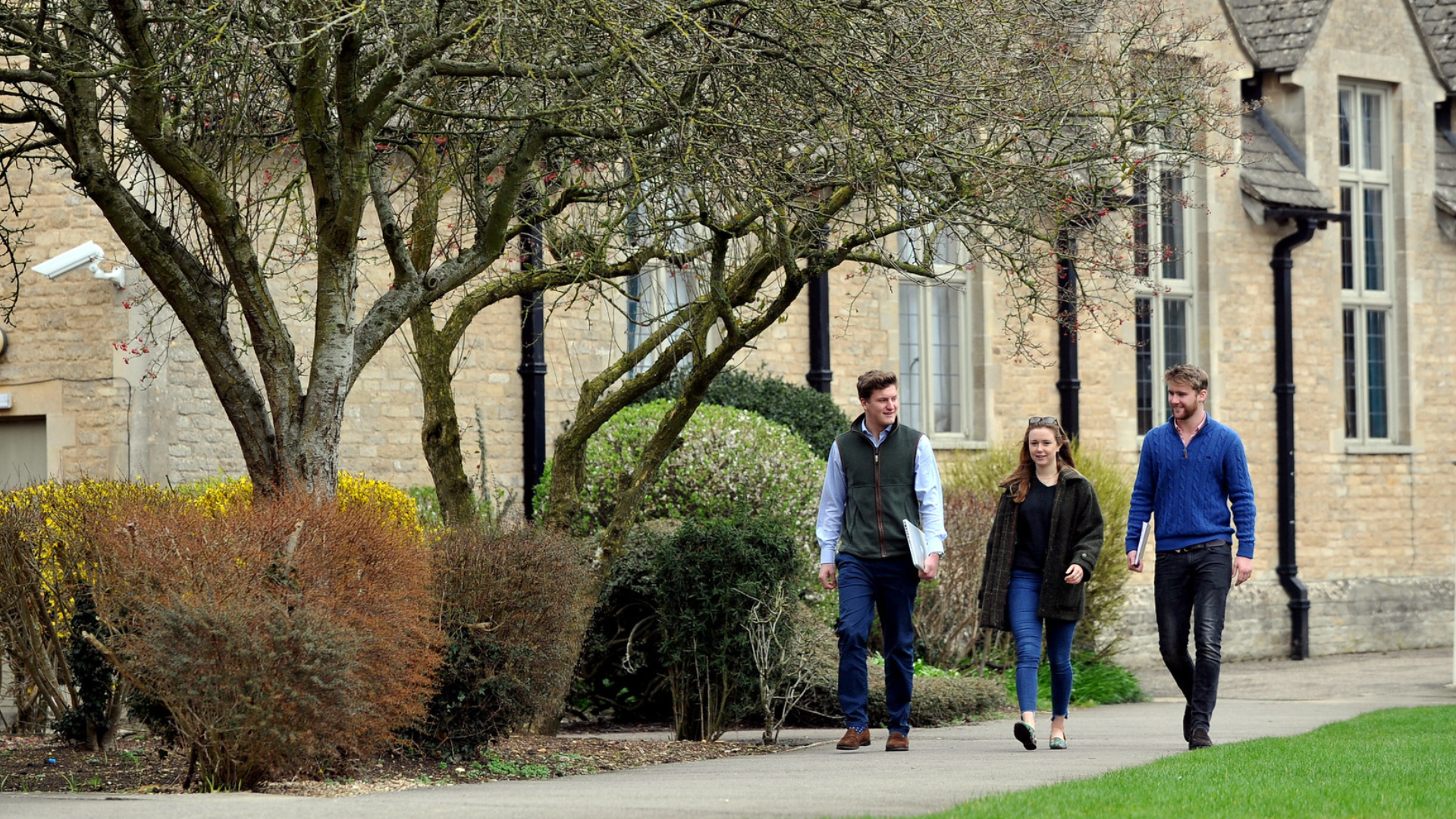 People walking on the RAU campus