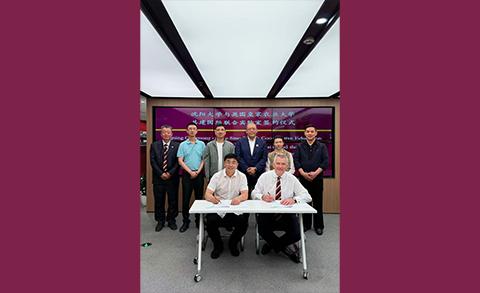 Vice-Chancellor Peter McCaffery and SYU President Prof Zhao signing agreement
